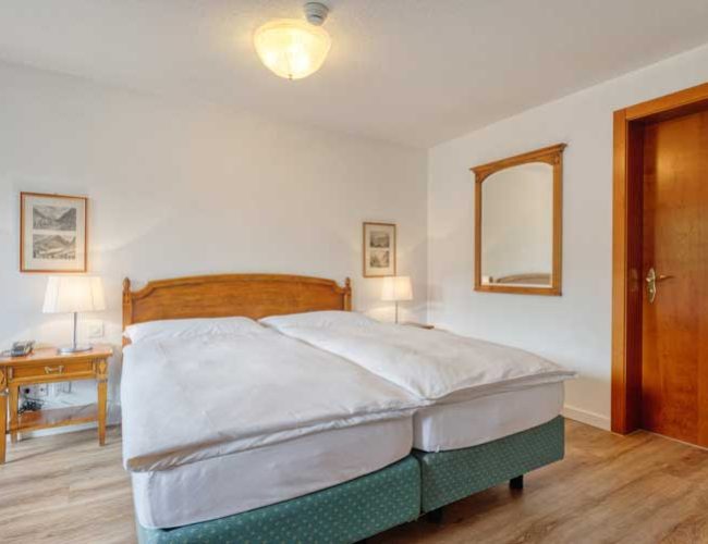 Hotel-und-Solebad-Arca-Zermatt-Deluxe-Suite-mit-Matterhornblick-Schlafzimmer-2