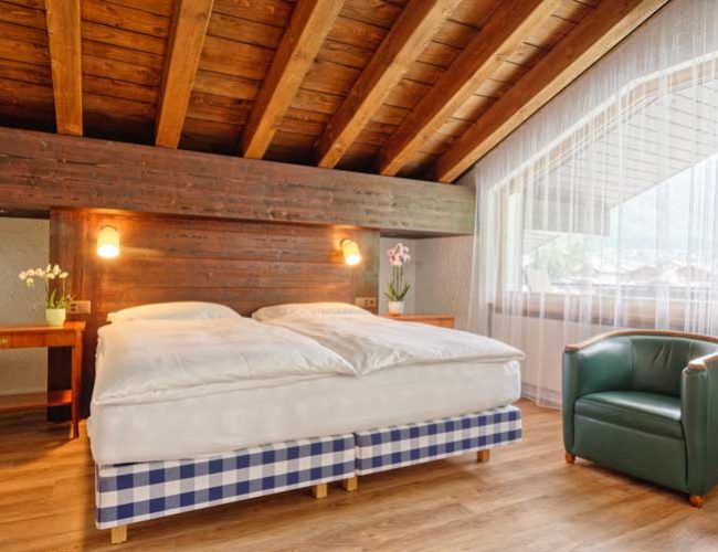 Hotel-und-Solebad-Arca-Zermatt-Deluxe-Suite-mit-Matterhornblick-Schlafzimmer-Dachgeschoss