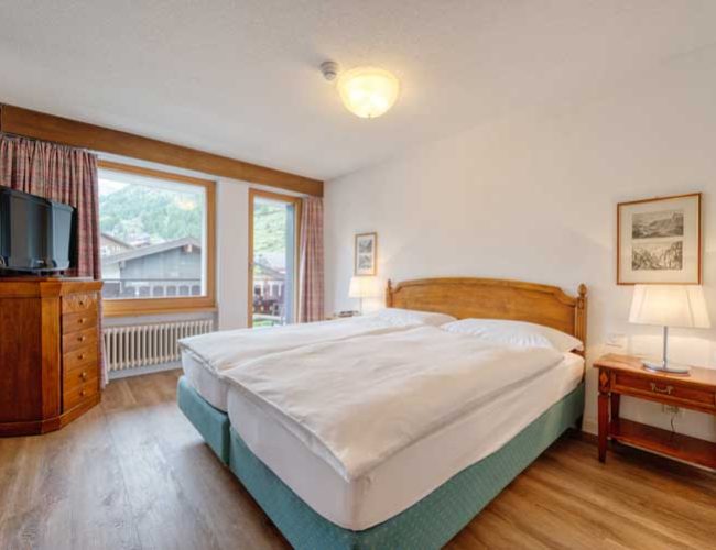 Hotel-und-Solebad-Arca-Zermatt-Deluxe-Suite-mit-Matterhornblick-Schlafzimmer