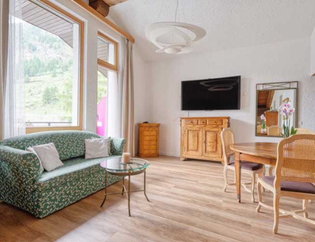 Hotel-und-Solebad-Arca-Zermatt-Deluxe-Suite-mit-Matterhornblick-TV