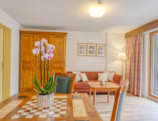 Hotel-und-Solebad-Arca-Zermatt-Deluxe-Suite-mit-Matterhornblick-Wohnzimmer-3