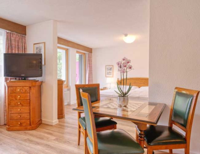 Hotel-und-Solebad-Arca-Zermatt-Deluxe-Suite-mit-Matterhornblick-Wohnzimmer