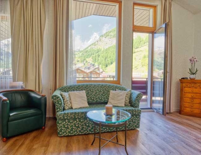 Hotel-und-Solebad-Arca-Zermatt-Deluxe-Suite-mit-Matterhornblick